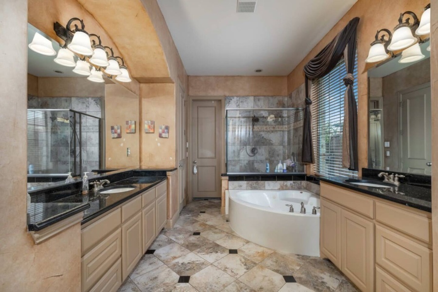 Fully furnished, executive rental with pool in North Dallas, easy access to DFW