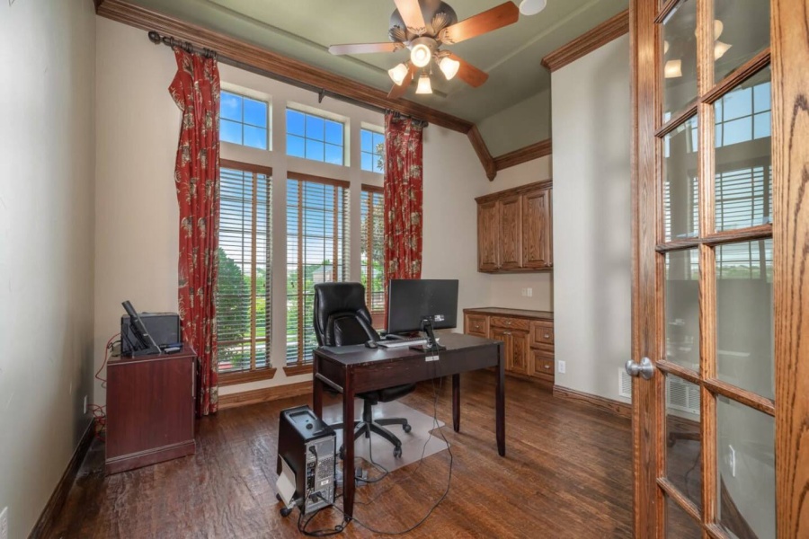 Fully furnished, executive rental with pool in North Dallas, easy access to DFW