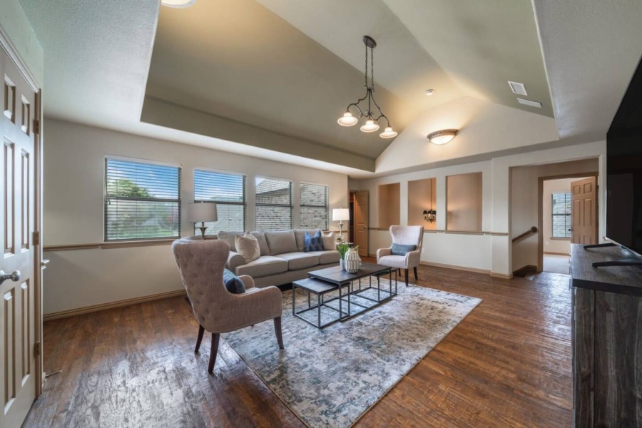 Fully furnished, executive rental with pool in North Dallas, easy access to DFW