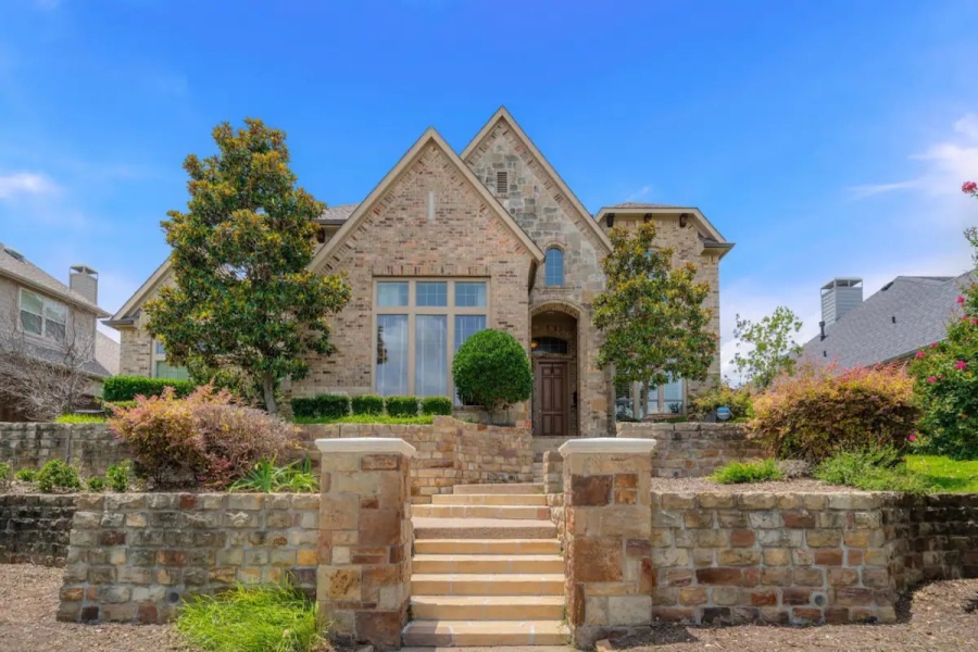 Fully furnished, executive rental with pool in North Dallas, easy access to DFW