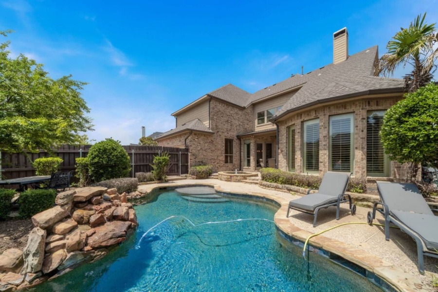 Fully furnished, executive rental with pool in North Dallas, easy access to DFW
