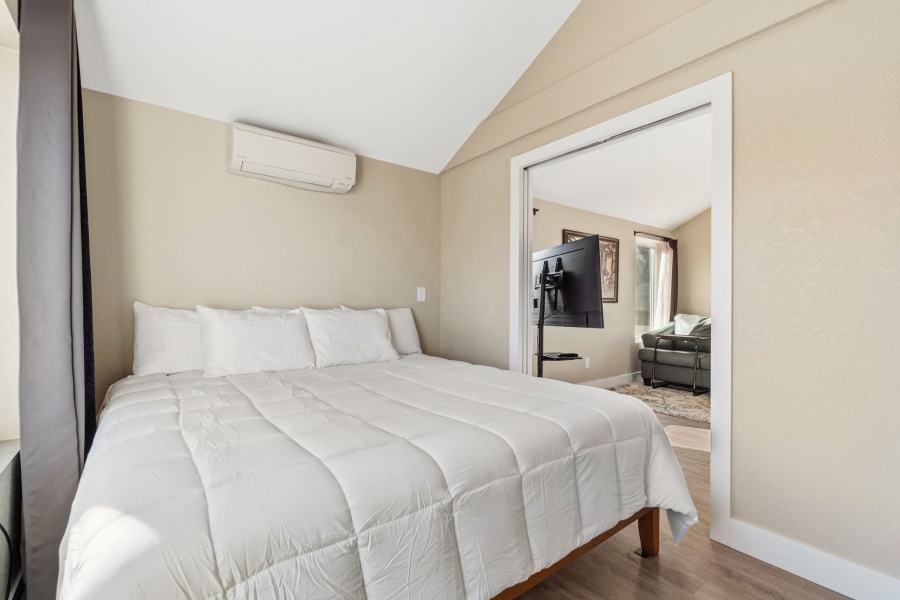 Situated in the charming Whittier neighborhood, this home offers easy access to some of Denver’s most popular destinations:
Downtown Denver – minutes away
City Park – walking distance
Denver Zoo
Denver Museum of Nature & Science
Close to restaurants, coffee shops, hospitals, and major commuter routes