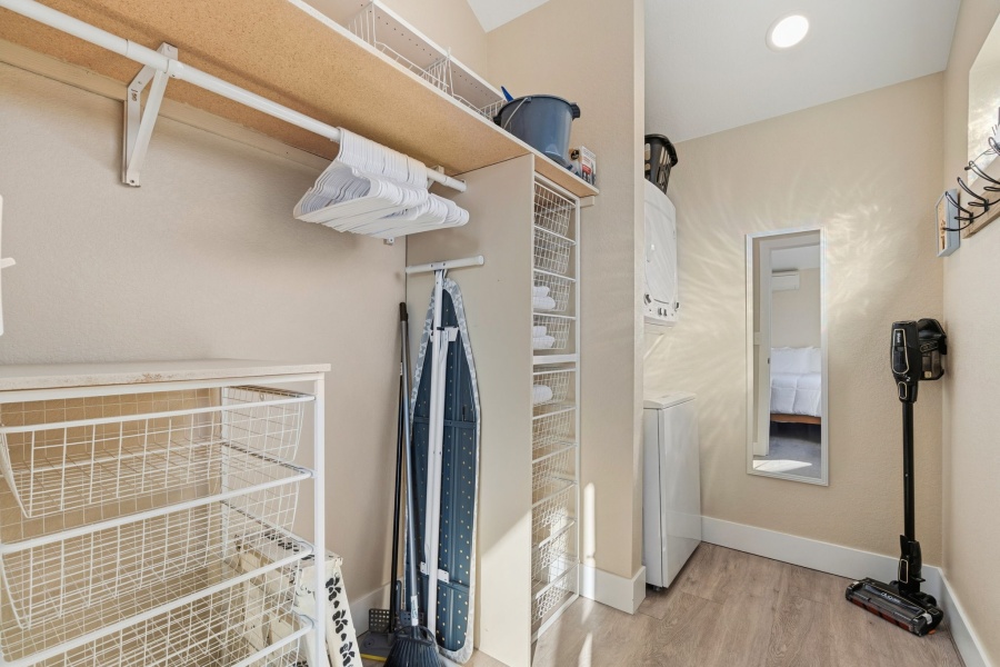 Situated in the charming Whittier neighborhood, this home offers easy access to some of Denver’s most popular destinations:
Downtown Denver – minutes away
City Park – walking distance
Denver Zoo
Denver Museum of Nature & Science
Close to restaurants, coffee shops, hospitals, and major commuter routes