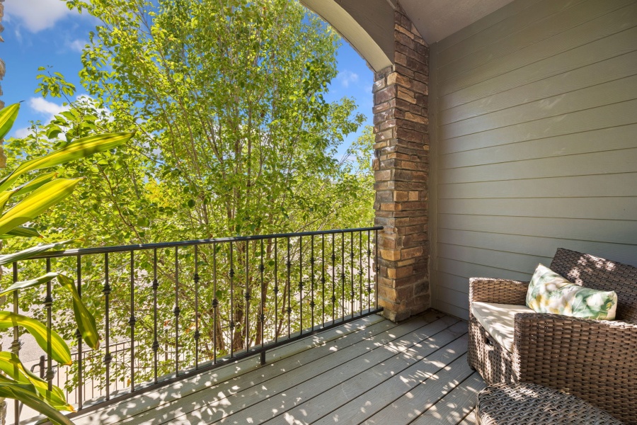 Welcome to this stylish and fully furnished townhome located in the highly desirable Park Meadows / Willow Creek area of Centennial. This south-facing home offers abundant natural light, modern finishes, and a layout designed for both comfort and convenience.
Interior Features
Main Level
•	Bright and open living room with fireplace, sofa seating, and wall-mounted TV.
•	Dining area with seating for six.
•	Chef’s kitchen featuring slab granite countertops, stainless steel appliances, and hardwood flooring.
•	Powder bath and direct access to the attached 2-car garage.
Upper Level
•	Primary Bedroom: King bed, walk-in closet, work desk, TV, and private balcony with seating.
•	Primary Bath: Dual vanities, soaking tub, and separate walk-in shower.
•	Second Bedroom: Queen bed and TV.
•	Third Bedroom: Large desk, shelving units, and a full-size futon (perfect as an office/flex space).
•	Secondary Bathroom: Large vanity with walk-in shower.
•	Laundry room conveniently located upstairs.
Outdoor & Community Highlights
•	Charming front patio with seating area.
•	Nearby there is a beautiful park with walking paths, pond, and fountain.
•	Walking distance to dining, shopping, and a nearby lake.
•	Just 0.5 miles to light rail & I-470, offering easy access across the Denver Metro area.
•	Quick drive to Park Meadows Mall, Lone Tree entertainment, and DTC.
Schools (Cherry Creek School District — all highly rated 9/10 by GreatSchools)
•	Willow Creek Elementary — 0.5 miles
•	Campus Middle School — 4.3 miles
•	Cherry Creek High School — 4.3 miles
