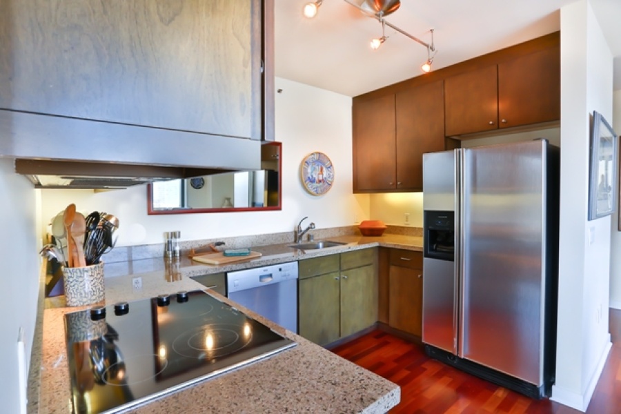 2 Bedroom/2 Bathroom condo at New Montgomery! Features: stainless steel appliances, granite counters, ceiling fan, desk, cherry wood floors, marble tiling, state-of-the art A/V system with surround sound, master with custom built-Italian queen bed and side tables, ensuite bath, walk-in closets, and twin bed that converts into sofa.

Amenities include: 24-hour attendant, bike parking, and roof deck with BBQ, gas fire pit and panoramic city views.

With a 94 Walk Score, this location offers easy access to FiDi, Union Square, the Embarcadero as well as San Francisco\'s world-class sports arenas.
No parking.