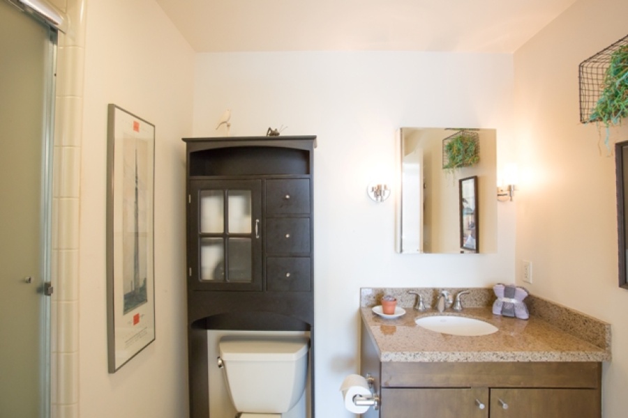 2 Bedroom/2 Bathroom condo at New Montgomery! Features: stainless steel appliances, granite counters, ceiling fan, desk, cherry wood floors, marble tiling, state-of-the art A/V system with surround sound, master with custom built-Italian queen bed and side tables, ensuite bath, walk-in closets, and twin bed that converts into sofa.

Amenities include: 24-hour attendant, bike parking, and roof deck with BBQ, gas fire pit and panoramic city views.

With a 94 Walk Score, this location offers easy access to FiDi, Union Square, the Embarcadero as well as San Francisco\'s world-class sports arenas.
No parking.