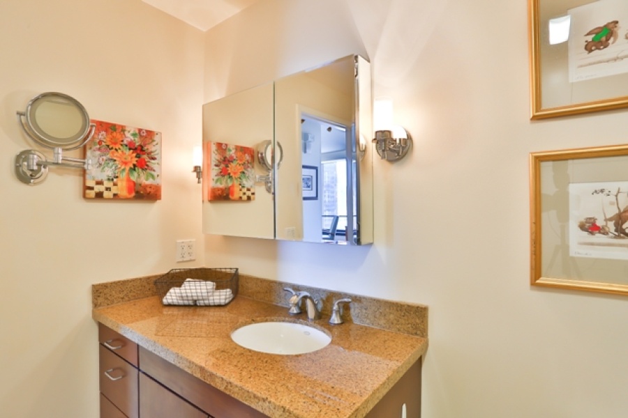 2 Bedroom/2 Bathroom condo at New Montgomery! Features: stainless steel appliances, granite counters, ceiling fan, desk, cherry wood floors, marble tiling, state-of-the art A/V system with surround sound, master with custom built-Italian queen bed and side tables, ensuite bath, walk-in closets, and twin bed that converts into sofa.

Amenities include: 24-hour attendant, bike parking, and roof deck with BBQ, gas fire pit and panoramic city views.

With a 94 Walk Score, this location offers easy access to FiDi, Union Square, the Embarcadero as well as San Francisco\'s world-class sports arenas.
No parking.