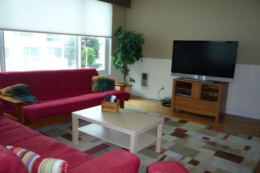 Large 2 Bedroom/1 Bathroom condo located near the Embarcadero and is in walking distance to the Financial District. Features: open galley kitchen, stainless steel appliances, mirrored closet doors, landscaped courtyard, and open-air patio. Second bedroom has access to outdoor patio through a sliding glass door.

Amenities include: fitness center, hot tub, sauna room, and a 24-hour security desk. One parking space in the building garage is included. The washer and dryer are in the common hallway on the same floor.

WalkScore.com calls this area of San Francisco a Walker\'s Paradise as all of your daily errands do not require a car. Fisherman\'s Wharf and many restaurants are within walking distance. In addition, public transportation is very close and can get you to the Financial District with ease!
